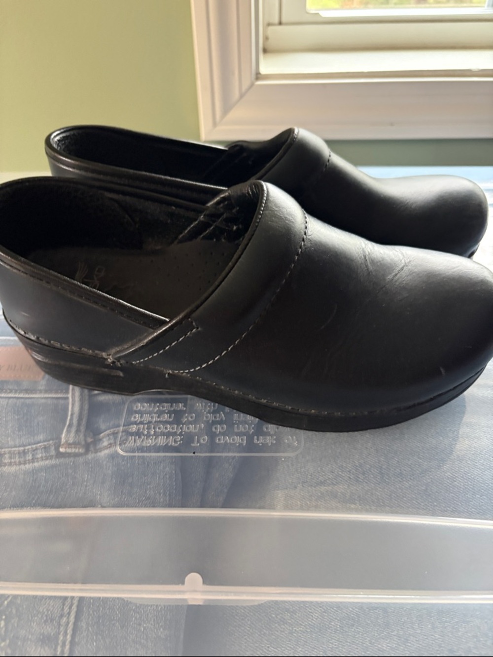 Dansko Women’s Navy Leather-Style Slip-On clogs size 39
